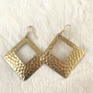 Diamond shaped hammered metal earrings! 🌷